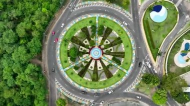 Manaus Brazil şehir merkezindeki ünlü Letters Square Roundabout 'un panoramik hava görüntüsü. Turizm simgesi şehir manzarası. Manaus Brezilya şehir merkezindeki Döner kavşak harfleri.