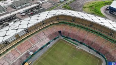 Manaus Brazil şehir merkezindeki Amazon Arena Futbol Stadyumu 'nun panorama hava manzarası. Turizm simgesi şehir manzarası. Spor Merkezi Amazon Arena Manaus Brezilya şehir merkezinde.