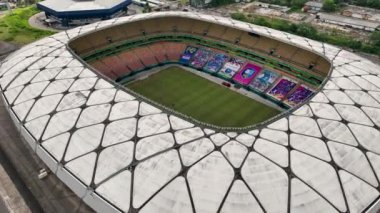 Manaus Brazil şehir merkezindeki Amazon Arena Futbol Stadyumu 'nun panorama hava manzarası. Turizm simgesi şehir manzarası. Spor Merkezi Amazon Arena Manaus Brezilya şehir merkezinde.