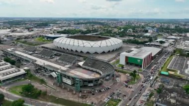 Manaus Brazil şehir merkezindeki Amazon Arena Futbol Stadyumu 'nun panorama hava manzarası. Turizm simgesi şehir manzarası. Spor Merkezi Amazon Arena Manaus Brezilya şehir merkezinde.