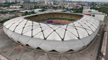 Manaus Brazil şehir merkezindeki Amazon Arena Futbol Stadyumu 'nun panorama hava manzarası. Turizm simgesi şehir manzarası. Spor Merkezi Amazon Arena Manaus Brezilya şehir merkezinde.