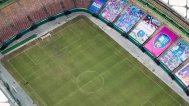 Manaus Brazil şehir merkezindeki Amazon Arena Futbol Stadyumu 'nun panorama hava manzarası. Turizm simgesi şehir manzarası. Spor Merkezi Amazon Arena Manaus Brezilya şehir merkezinde.