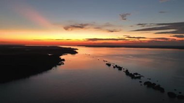 Amazon Nehri 'nde Manaus Amazonas Brezilya' daki Amazon Yağmur Ormanı 'nda günbatımı manzarası. Turizm simgesi. Doğa manzarası. Seyahat yerleri. Amazon Amazonas Brezilya 'daki Kara Nehir.