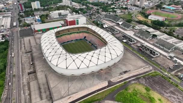 ダウンタウンのマナウスブラジルでアマゾンアリーナサッカースタジアムのパノラマの空中ビュー 観光のランドマーク都市の街 スポーツセンター マナウス ブラジルのダウンタウンにあるアマゾンアリーナ — ストック動画