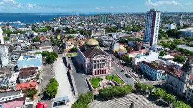 Manaus Brazil şehir merkezindeki Amazonas Tiyatrosu 'nun Panorama hava görüntüsü. Turizm simgesi şehir manzarası. Amazonlar Manaus Brezilya şehir merkezinde ortaçağ tiyatrosu inşa ediyorlar.