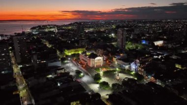 Manaus Brezilya. Manaus Amazonas Brezilya şehir merkezinin günbatımı havası. Şehrin turizm simgesi. Seyahat yerleri. Şehir merkezinin gece manzarası. Manaus Amazonas Brezilya.