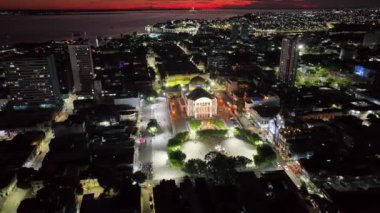Manaus Amazonas şehir merkezinde günbatımı gökyüzü Brezilya Amazon nehri ve Amazon ormanı. Seyahat yerleri. Günbatımı silüeti. Manaus Amazonas Brezilya 'da günbatımı kıyı kenti.