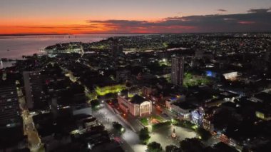 Manaus Amazonas şehir merkezinde günbatımı gökyüzü Brezilya Amazon nehri ve Amazon ormanı. Seyahat yerleri. Günbatımı silüeti. Manaus Amazonas Brezilya 'da günbatımı kıyı kenti.