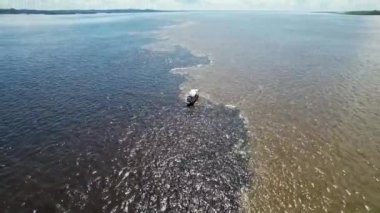 Manaus Amazonas Brezilya 'daki Waters Turizm Toplantısı' nda tekne gezisi. Kahverengi Amazon nehri tarafı iki farklı renkte Black Negro Nehri. Amazon yağmur ormanları Brezilya. Manaus Amazonas Brezilya.