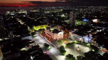Manaus Amazonas şehir merkezinde günbatımı gökyüzü Brezilya Amazon nehri ve Amazon ormanı. Seyahat yerleri. Günbatımı silüeti. Manaus Amazonas Brezilya 'da günbatımı kıyı kenti.