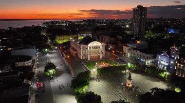 Manaus Brezilya. Manaus Amazonas Brezilya şehir merkezinin günbatımı havası. Şehrin turizm simgesi. Seyahat yerleri. Şehir merkezinin gece manzarası. Manaus Amazonas Brezilya.