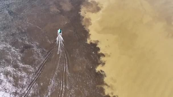 在巴西马瑙斯亚马孙市水域旅游地标会议上航行的船只 布朗亚马逊河畔的黑黑河有着两种不同的颜色 亚马逊雨林巴西 Manaus Amazonas巴西 — 图库视频影像