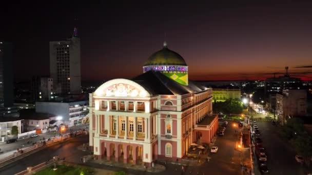 在亚马逊河和亚马逊森林附近的巴西马瑙斯市中心的一座中世纪建筑上 色彩斑斓的日落天空笼罩着这座建筑 旅游目的地 夕阳西下巴西马瑙斯的日落海滨城市 — 图库视频影像