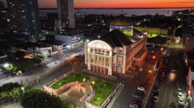 Amazon nehri ve Amazon Ormanı yakınlarındaki Manaus Brezilya şehir merkezindeki ortaçağ binasında günbatımının renkli gökyüzü. Seyahat yerleri. Günbatımı silüeti. Manaus Brezilya 'da günbatımı kıyı kenti.