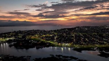 Manaus Brezilya. Manaus Amazonas Brezilya şehir merkezinin günbatımı havası. Şehrin turizm simgesi. Seyahat yerleri. Şehir merkezinin gece manzarası. Manaus Amazonas Brezilya.