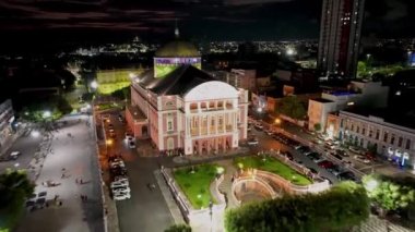 Amazon nehri ve Amazon Ormanı yakınlarındaki Manaus Brezilya şehir merkezindeki ortaçağ binasında günbatımının renkli gökyüzü. Seyahat yerleri. Günbatımı silüeti. Manaus Brezilya 'da günbatımı kıyı kenti.