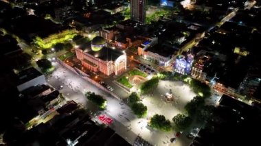 Amazon nehri ve Amazon Ormanı yakınlarındaki Manaus Brezilya şehir merkezindeki ortaçağ binasında günbatımının renkli gökyüzü. Seyahat yerleri. Günbatımı silüeti. Manaus Brezilya 'da günbatımı kıyı kenti.