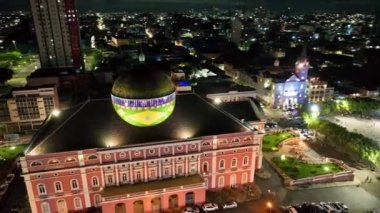 Amazon nehri ve Amazon Ormanı yakınlarındaki Manaus Brezilya şehir merkezindeki ortaçağ binasında günbatımının renkli gökyüzü. Seyahat yerleri. Günbatımı silüeti. Manaus Brezilya 'da günbatımı kıyı kenti.