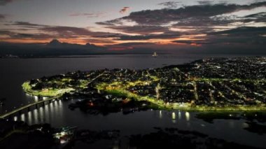 Manaus Brezilya. Manaus Amazonas Brezilya şehir merkezinin günbatımı havası. Şehrin turizm simgesi. Seyahat yerleri. Şehir merkezinin gece manzarası. Manaus Amazonas Brezilya.