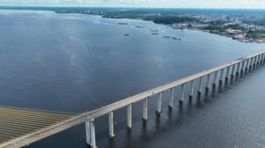 Manaus Brezilya şehir merkezi. Manaus Brezilya şehir merkezindeki Black River 'ın üzerindeki ünlü kablolu yayın köprüsünde kaldı. Manaus şehrinde kartpostal. İnşaat ulaşım manzarası. Tarihi kablo köprüsü. Açık şehir manzarası.