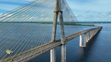Manaus Brezilya şehir merkezi. Manaus Brezilya şehir merkezindeki Black River 'ın üzerindeki ünlü kablolu yayın köprüsünde kaldı. Manaus şehrinde kartpostal. İnşaat ulaşım manzarası. Tarihi kablo köprüsü. Açık şehir manzarası.