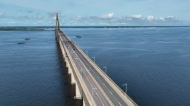 Manaus Brezilya şehir merkezi. Manaus Brezilya şehir merkezindeki Black River 'ın üzerindeki ünlü kablolu yayın köprüsünde kaldı. Manaus şehrinde kartpostal. İnşaat ulaşım manzarası. Tarihi kablo köprüsü. Açık şehir manzarası.