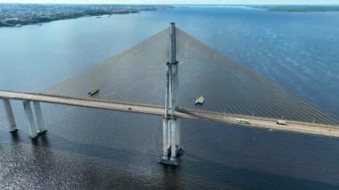 Manaus Brezilya şehir merkezi. Manaus Brezilya şehir merkezindeki Black River 'ın üzerindeki ünlü kablolu yayın köprüsünde kaldı. Manaus şehrinde kartpostal. İnşaat ulaşım manzarası. Tarihi kablo köprüsü. Açık şehir manzarası.