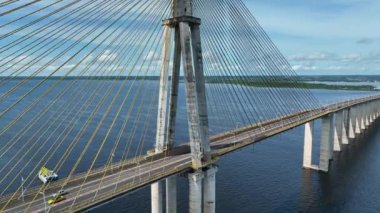 Manaus Brezilya şehir merkezi. Manaus Brezilya şehir merkezindeki Black River 'ın üzerindeki ünlü kablolu yayın köprüsünde kaldı. Manaus şehrinde kartpostal. İnşaat ulaşım manzarası. Tarihi kablo köprüsü. Açık şehir manzarası.