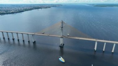 Manaus Brezilya. Manaus Brezilya şehir merkezindeki tarihi asma kablo köprüsü. Amazon eyaleti Manaus 'un posta kartı şehri. Ulaşım, ünlü köprü. Açık şehir manzarası. Seyahat hedefi.