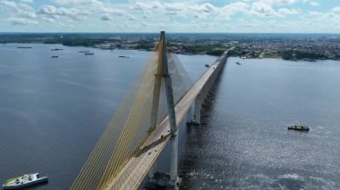 Manaus Brezilya şehir merkezi. Manaus Brezilya şehir merkezindeki Black River 'ın üzerindeki ünlü kablolu yayın köprüsünde kaldı. Manaus şehrinde kartpostal. İnşaat ulaşım manzarası. Tarihi kablo köprüsü. Açık şehir manzarası.