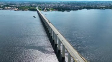 Manaus Brezilya. Manaus Brezilya şehir merkezindeki tarihi asma kablo köprüsü. Amazon eyaleti Manaus 'un posta kartı şehri. Ulaşım, ünlü köprü. Açık şehir manzarası. Seyahat hedefi.
