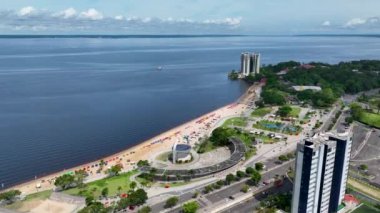 Manaus Brezilya şehir merkezindeki Ponte Negra plajı. Amazon Nehri ve Amazon Yağmur Ormanı yakınlarındaki Manaus Brezilya şehrindeki Black River 'da tarihi plaj eğlencesi. Rahatlama manzarası. Şehir plajı Amazonları eyaleti.