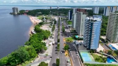 Manaus Brezilya şehir merkezindeki doğa Ponte Negra şehir plajı. Amazon Nehri ve Amazon Ormanı yakınlarındaki Black River 'da plaj eğlencesi. Tropik seyahat rotası. Açık hava manzarası. Manaus Brezilya.