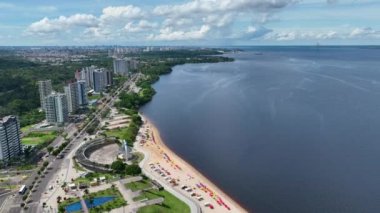 Manaus Brezilya şehir merkezindeki Ponte Negra plajı. Amazon Nehri ve Amazon Yağmur Ormanı yakınlarındaki Manaus Brezilya şehrindeki Black River 'da tarihi plaj eğlencesi. Rahatlama manzarası. Şehir plajı Amazonları eyaleti.
