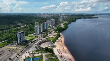 Manaus Brezilya şehir merkezindeki doğa Ponte Negra şehir plajı. Amazon Nehri ve Amazon Ormanı yakınlarındaki Black River 'da plaj eğlencesi. Tropik seyahat rotası. Açık hava manzarası. Manaus Brezilya.