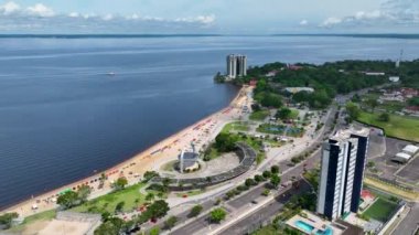 Manaus Brezilya şehir merkezindeki doğa Ponte Negra şehir plajı. Amazon Nehri ve Amazon Ormanı yakınlarındaki Black River 'da plaj eğlencesi. Tropik seyahat rotası. Açık hava manzarası. Manaus Brezilya.