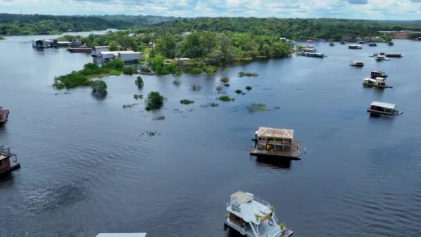 アマゾンの森のアマゾン川の浮動レストラン マナウス ブラジル 自然の野生生物の風景 緑の背景 アマゾン州の森の木 観光名所 目的地 — ストック動画