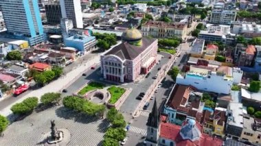 Manaus Brezilya şehir merkezi. Amazon Nehri ve Amazon Ormanı yakınlarındaki Amazonas State 'in başkenti. Tropik bir yer. Tropik seyahat. Turizm simgesi. Manaus Brezilya şehir merkezindeki açık şehir manzarası.