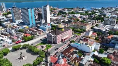 Manaus şehir merkezinin şehir merkezi, Brezilya 'nın kuzey bölgesi, Amazon nehri ve Amazon ormanı. Seyahat yerleri. Tropik seyahat. Amazon ekosisteminde yeşil sürdürülebilir turizm.