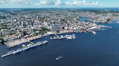 Manaus Brezilya şehir merkezi. Amazon Nehri ve Amazon Ormanı yakınlarındaki Amazonas State 'in başkenti. Tropik bir yer. Tropik seyahat. Turizm simgesi. Manaus Brezilya şehir merkezindeki açık şehir manzarası.