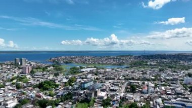 Manaus Brezilya şehir merkezi. Amazon Nehri ve Amazon Ormanı yakınlarındaki Amazonas State 'in başkenti. Tropik bir yer. Tropik seyahat. Turizm simgesi. Manaus Brezilya şehir merkezindeki açık şehir manzarası.