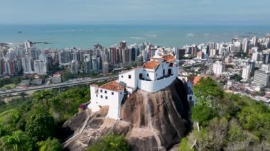 Vila Velha Vitoria eyaleti Espirito Santo Brezilya 'nın ünlü Penha Manastır Kilisesi kartpostalının hava manzarası. Vitoria Espirito Santo 'nun kartpostal manzarası. Hava kilisesi din manzarası.