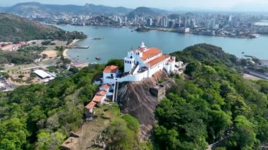 Vila Velha Vitoria eyaleti Espirito Santo Brezilya 'nın ünlü Penha Manastır Kilisesi kartpostalının hava manzarası. Vitoria Espirito Santo 'nun kartpostal manzarası. Hava kilisesi din manzarası.