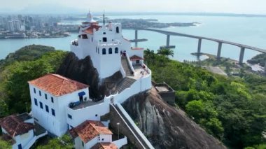 Vila Velha Vitoria eyaleti Espirito Santo Brezilya 'nın ünlü Penha Manastır Kilisesi kartpostalının hava manzarası. Vitoria Espirito Santo 'nun kartpostal manzarası. Hava kilisesi din manzarası.
