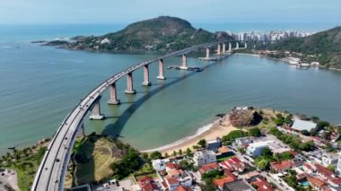 Vila Velha Vitoria eyaleti Espirito Santo Brezilya 'nın ünlü Penha Kilisesi Manastırı' nın gece manzarası. Vitoria Espirito Santo 'nun kartpostal manzarası. Gece hava kilisesi din manzarası.