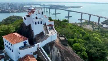 Vila Velha Vitoria eyaleti Espirito Santo Brezilya 'nın ünlü Penha Manastır Kilisesi kartpostalının hava manzarası. Vitoria Espirito Santo 'nun kartpostal manzarası. Hava kilisesi din manzarası.