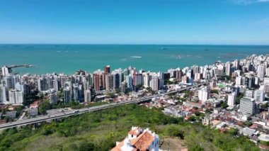 Vila Velha Vitoria eyaleti Espirito Santo Brezilya 'nın ünlü Penha Manastır Kilisesi kartpostalının hava manzarası. Vitoria Espirito Santo 'nun kartpostal manzarası. Hava kilisesi din manzarası.
