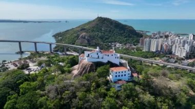 Vila Velha Vitoria eyaleti Espirito Santo Brezilya 'nın ünlü Penha Manastır Kilisesi kartpostalının hava manzarası. Vitoria Espirito Santo 'nun kartpostal manzarası. Hava kilisesi din manzarası.