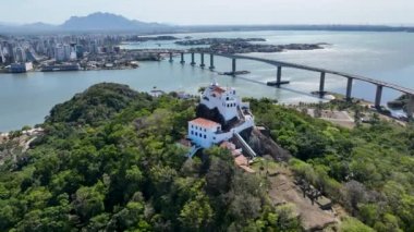 Vila Velha Vitoria eyaleti Espirito Santo Brezilya 'nın ünlü Penha Manastır Kilisesi kartpostalının hava manzarası. Vitoria Espirito Santo 'nun kartpostal manzarası. Hava kilisesi din manzarası.