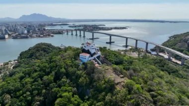 Vila Velha Vitoria eyaleti Espirito Santo Brezilya 'nın ünlü Penha Manastır Kilisesi kartpostalının hava manzarası. Vitoria Espirito Santo 'nun kartpostal manzarası. Hava kilisesi din manzarası.